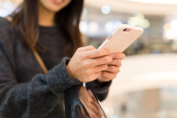 Mujer trabajando en el teléfono celular — Foto de Stock