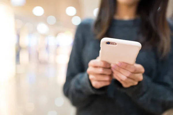 Žena používající mobilní telefon — Stock fotografie