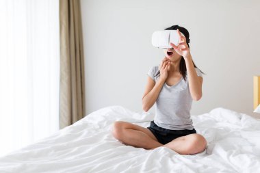 VR aygıtla izlerken heyecanlı kadın