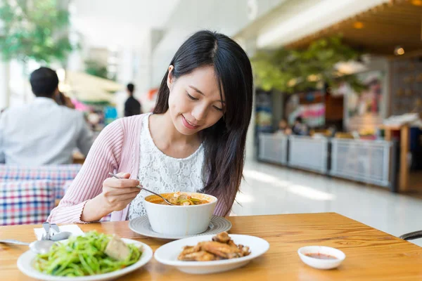 レストランで食べ物を持つ女性 — ストック写真