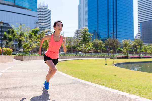 Sport Woman running in Bangkok — Stock Photo, Image