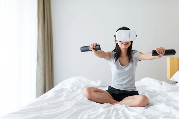 Женская игра с устройством виртуальной реальности — стоковое фото