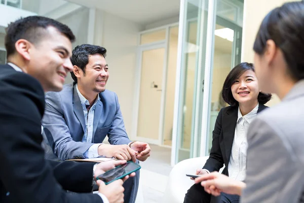 Socios comerciales planificación del trabajo en la reunión — Foto de Stock