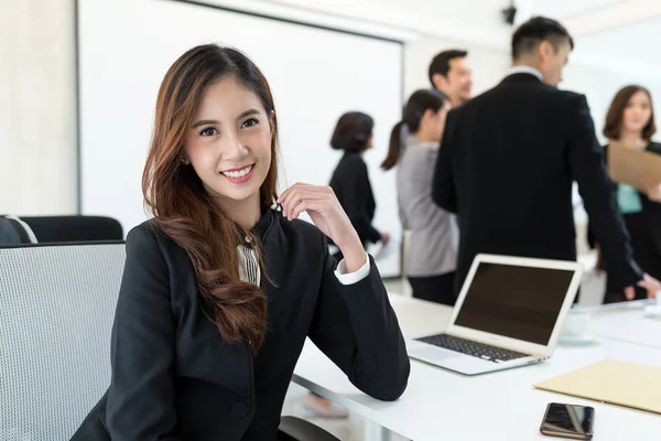 Zakelijke partners van plan werk bij vergadering — Stockfoto