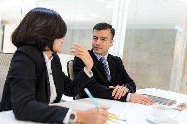 Toplantı odasında çalışan iş adamları.