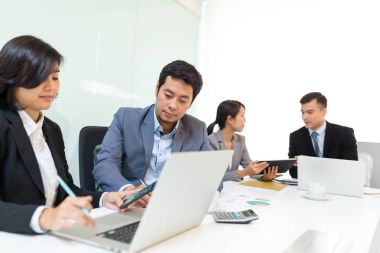 toplantıda iş ortakları planlama çalışması