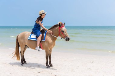Kadın kum Beach at binme