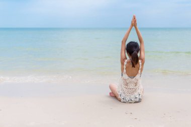 deniz kıyısı kadın pratik yoga