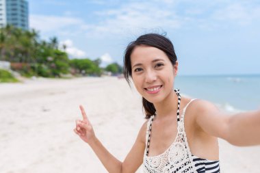 Selfie cep telefonuyla kumsalda alarak kadın