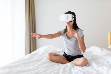 Kadın oyun sanal gerçeklik aygıtıyla 