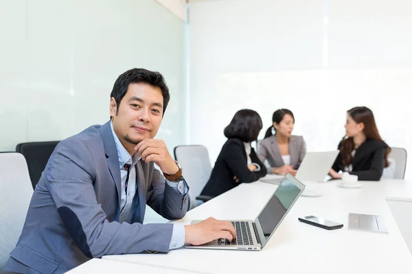 Zakenman met collega's in de vergaderzaal — Stockfoto