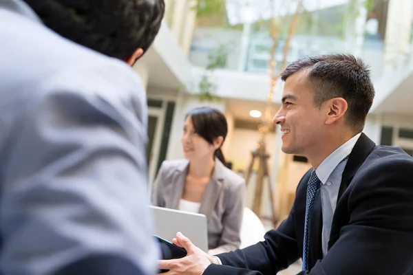 Gli imprenditori discutono sul progetto — Foto Stock