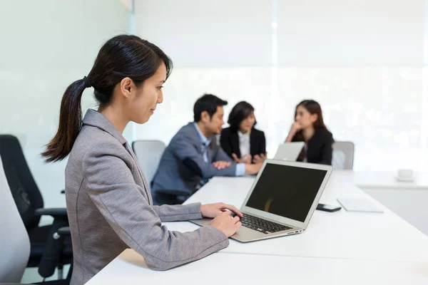 Mensen uit het bedrijfsleven samenwerken tijdens een vergadering — Stockfoto