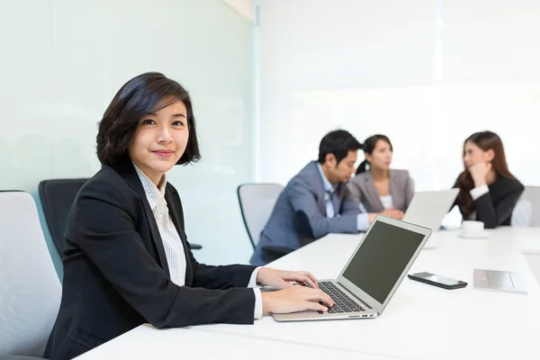Pessoas de negócios trabalhando no laptop na sala de reuniões — Fotografia de Stock