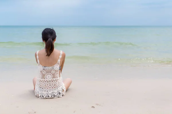 Mulher relaxante na praia — Fotografia de Stock