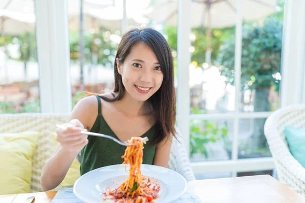 Wanita yang makan spaghetti di restoran — Stok Foto