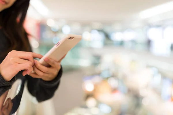 Donna che lavora al cellulare nel centro commerciale — Foto Stock