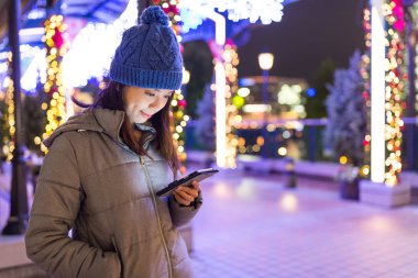 Cep telefonundan mesaj gönderen kadın 