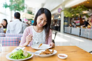 Kadın zevk Restoran yemeğine 