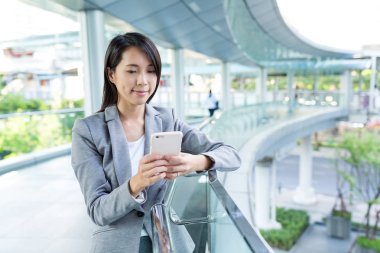 Cep telefonunuzun çalışma iş kadını