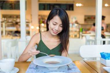 Kadın zevk onun çorbanın içine Restoran