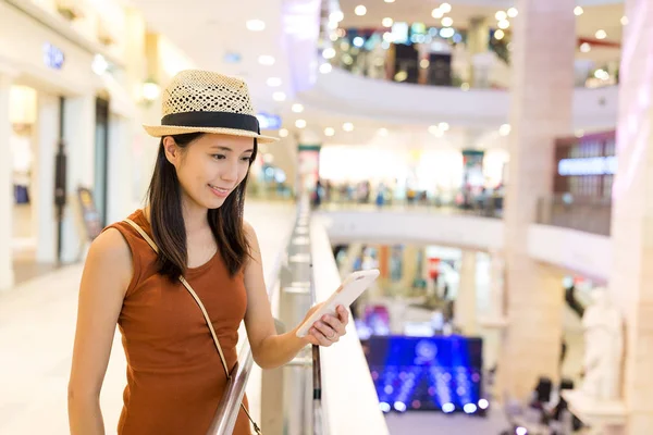 Femme utilisant un téléphone portable au centre commercial — Photo