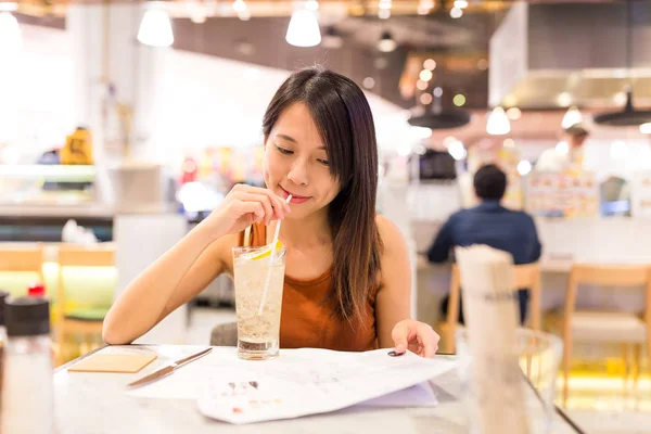 女人享受她的饮料中餐厅 — 图库照片