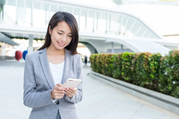 Empresária usando smartphone — Fotografia de Stock