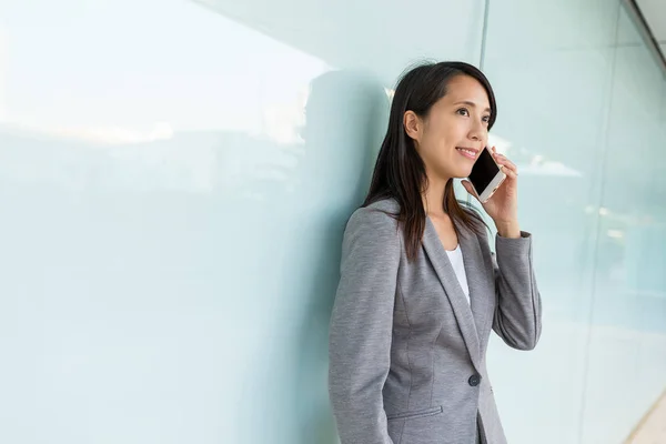 Podnikatelka mluví na mobilním telefonu — Stock fotografie