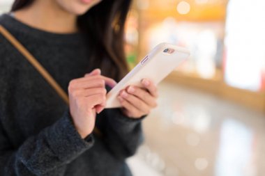 cep telefonu üzerinde çalışan kadın