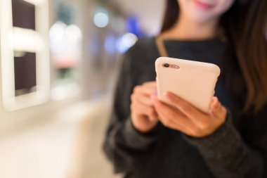 Cep telefonu kullanan kadın