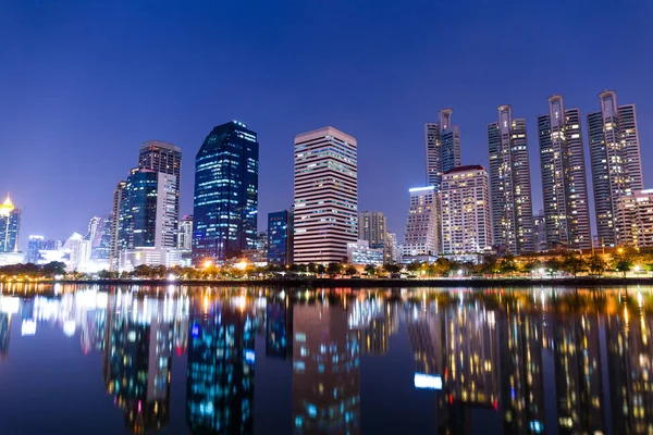 Bangkok Skyline at Benchakitti Park — Stock Photo, Image