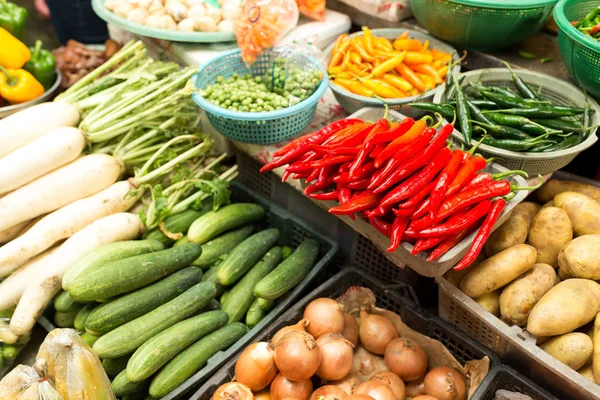 Färska grönsaker i våt marknaden — Stockfoto