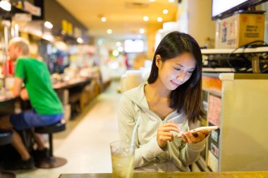 Cep telefonu restoranda çalışan kadın 