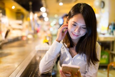 Kadın Restoran cep telefonu haber okuma