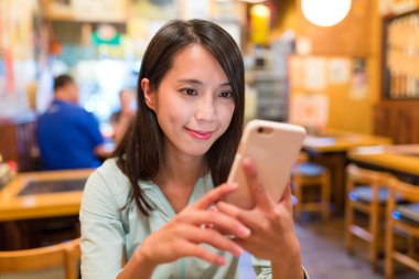 Cep telefonu kullanan kadın 