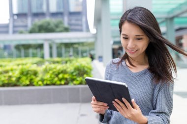 Tablet üzerinde çalışan kadın