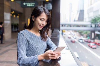 Cep telefonundan mesaj gönderen kadın