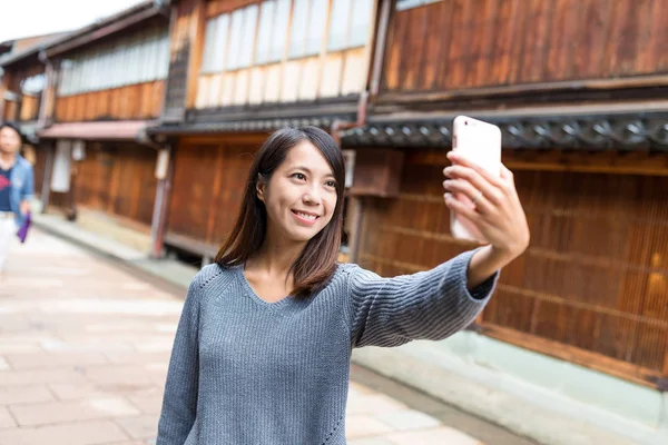Mulher tomando selfie na cidade de Kanazawa — Fotografia de Stock