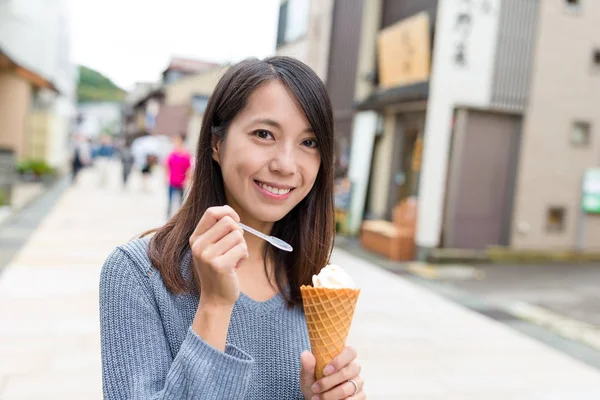 Žena si jí zmrzlinu — Stock fotografie