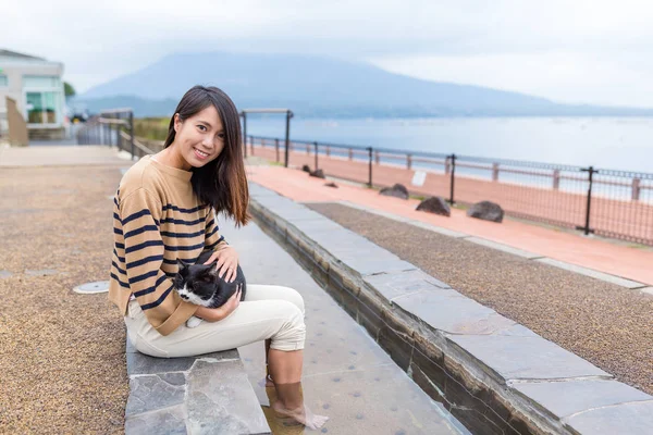 Femme profiter onsen sur les jambes et jouer avec chaton — Photo