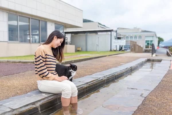 Femme joue avec chat et ayant des sources chaudes de pied — Photo