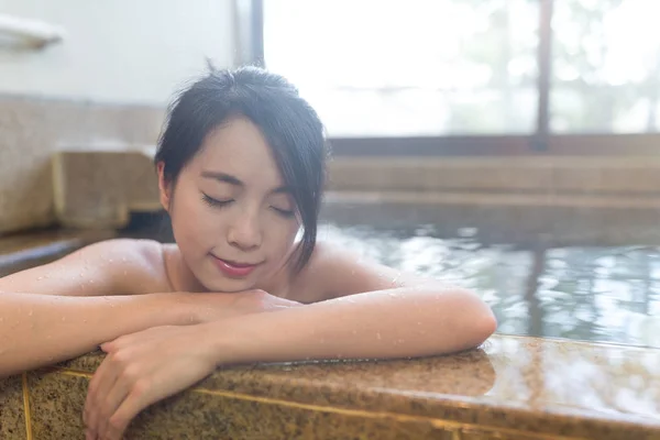 Kobieta cieszyć onsen — Zdjęcie stockowe