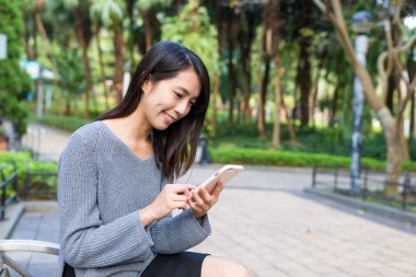 Cep telefonunuzun açık Parkı'nda çalışan kadın