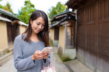 cep telefonu açık, kullanan kadın