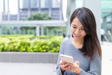 Cep telefonunuzun çalışan kadın