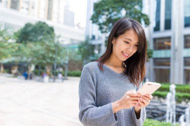 Akıllı telefon kullanan kadın