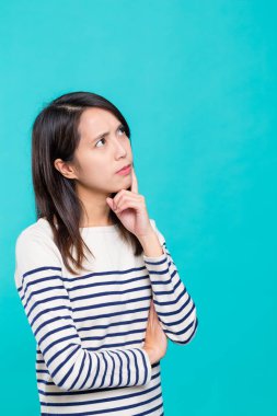 kadın bir şeyler düşünme