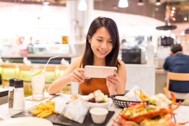 Kadın alarak fotoğraf içinde restoran yemekleri