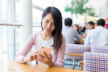 Cep telefonundan mesaj gönderen kadın